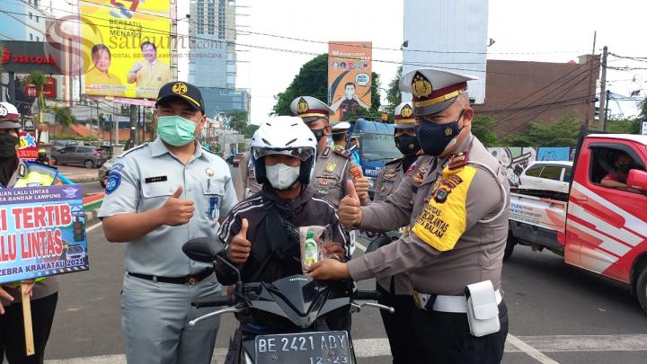 Tertib Lalu Lintas, Pengendara  ini Dapat Hadiah Helm dari Polresta Bandar Lampung